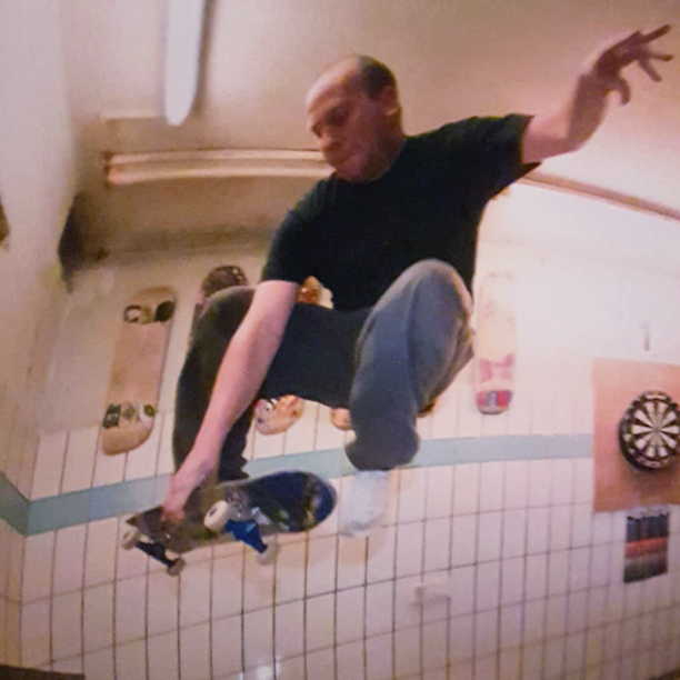 Foto Carsten Brandt. Er springt in jungen Jahren mit einem Ollie über mehrere Decks
