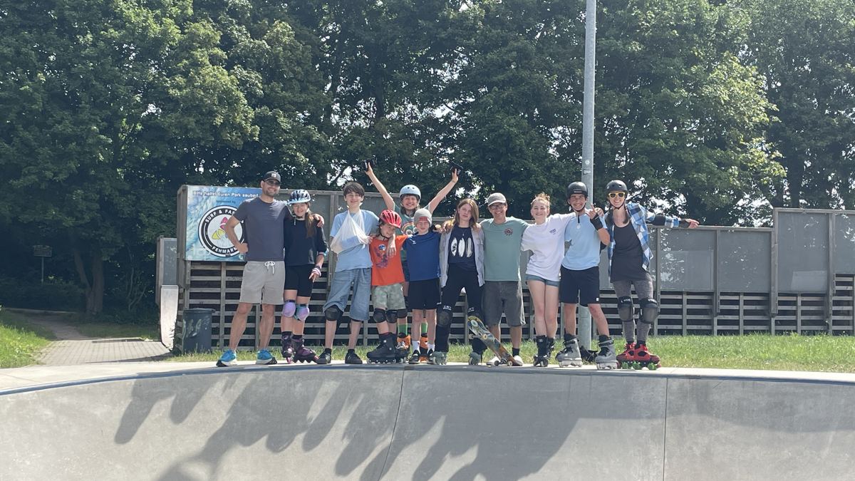 Skaterinnen und Skater der COMMITRIX-Crew in der Bowl im Skatepark Burg