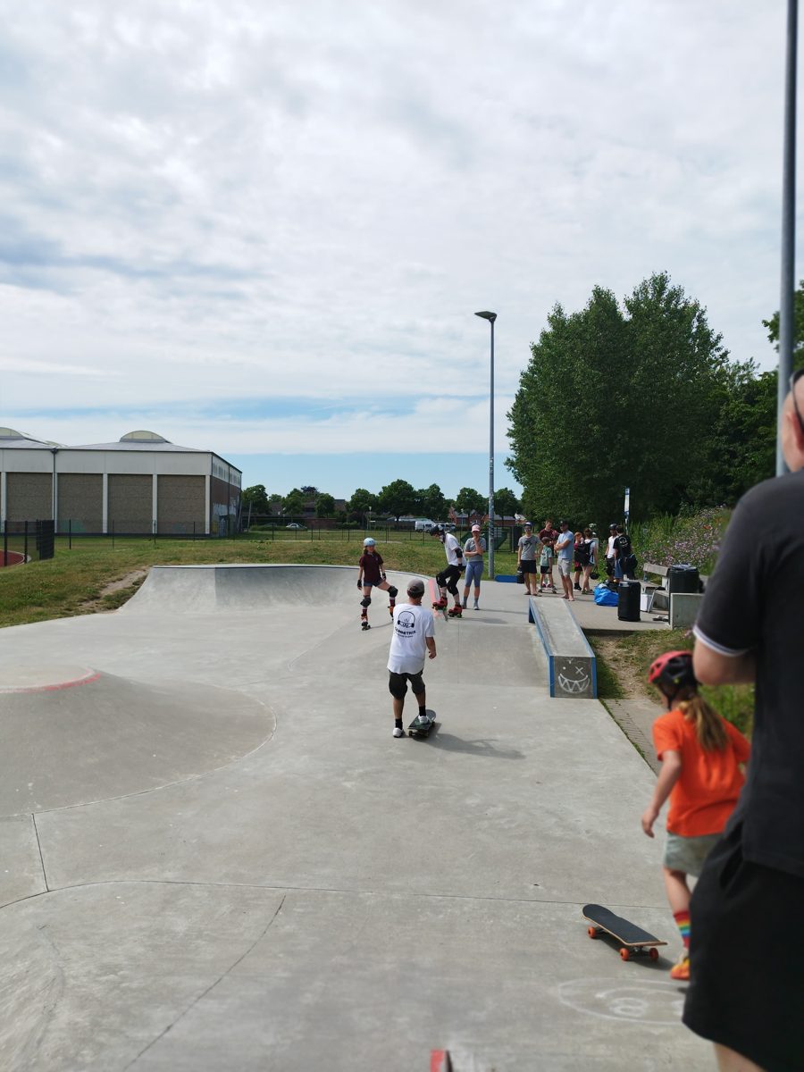 Session im Skatepark Burg mit Inlineskates und Skateboards