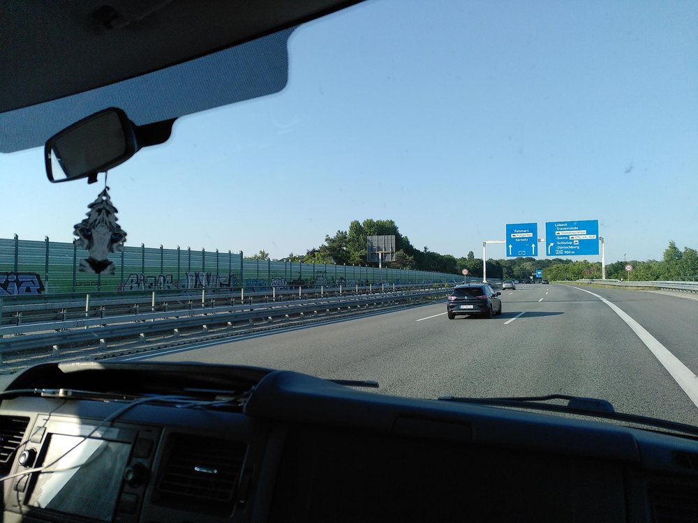 Blick aus dem Bus auf die Autobahn bei der Anfahrt nach Fehmarn