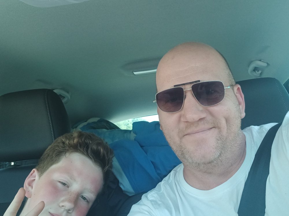 Carsten und John auf der Fahrt nach Fehmarn im eigenen Auto