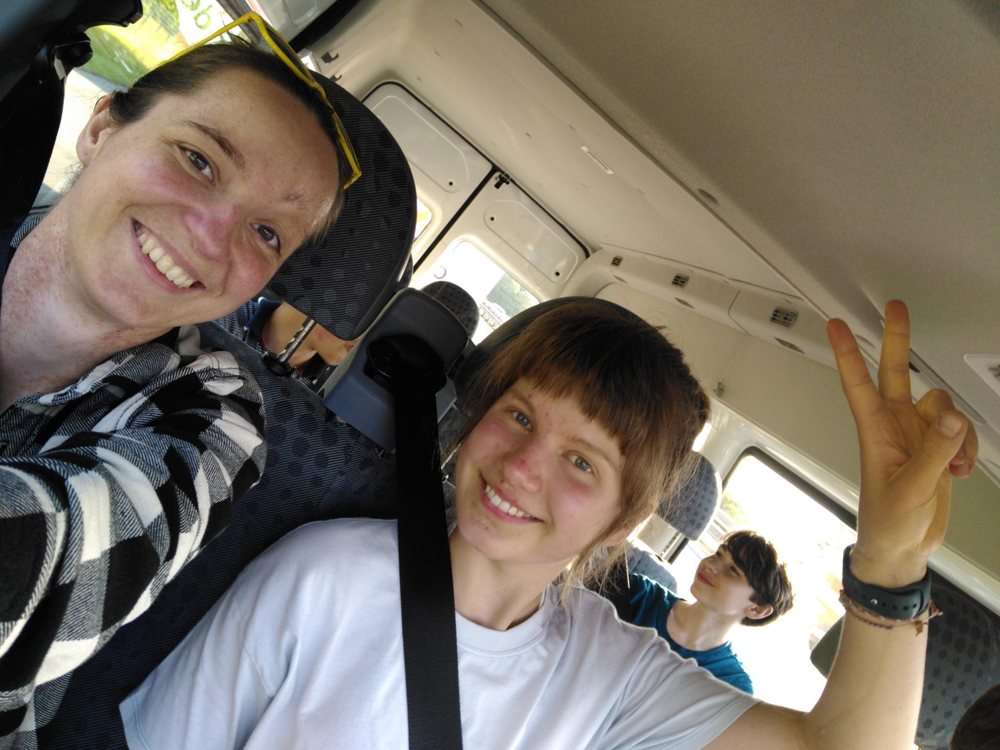 Zwei Jugendliche machen ein Selfie im Bus auf dem Weg nach Fehmarn
