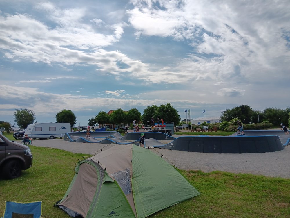 Zelte auf dem Campingplatz Klausdorfer Strand neben dem Pumptrack