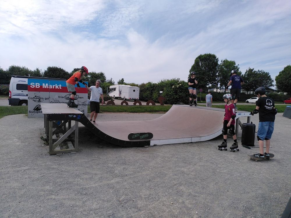 Skaterinnen und Skater an der Miniramp auf dem Campingplatz Fehmarn