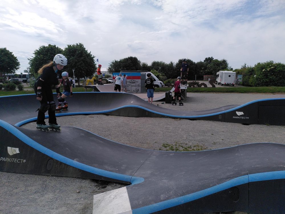 Kinder auf Inlineskates am Pumptrack des Campingplatzes auf Fehmarn