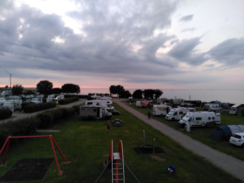Blick über den Campingplatz Klausdorfer Strand am Abend