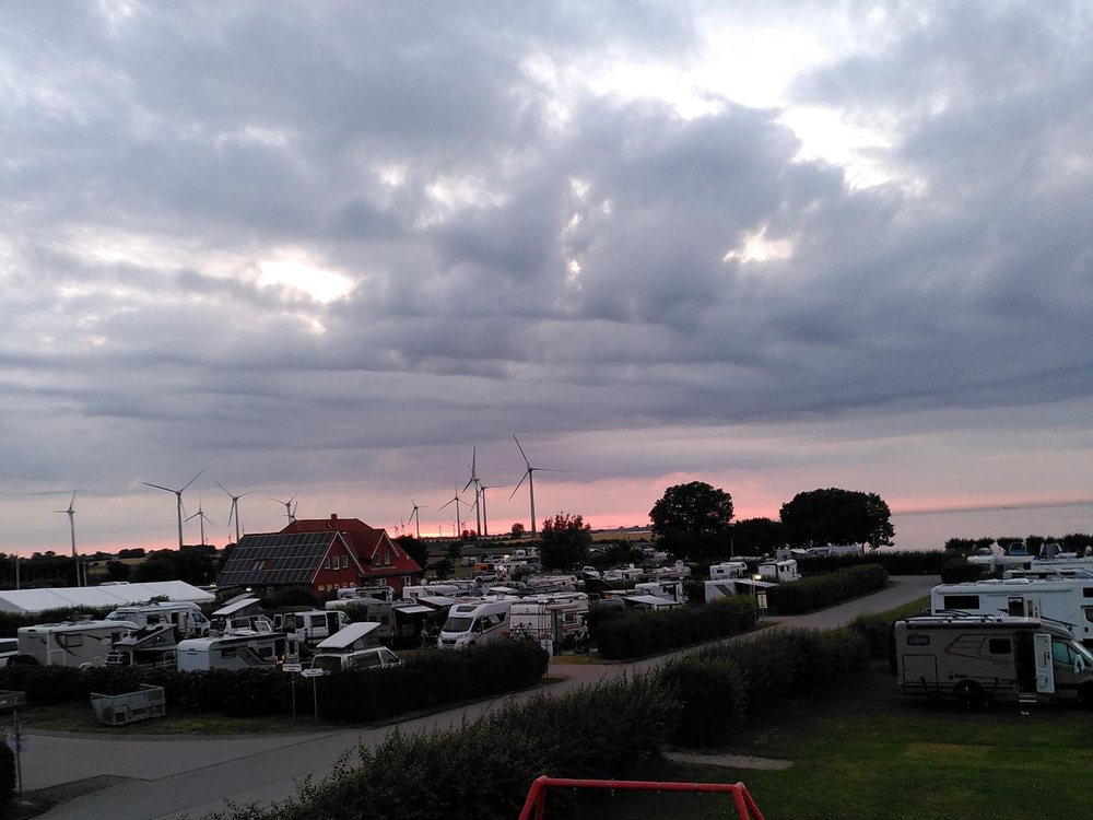 Abendhimmel über dem Campingplatz auf Fehmarn