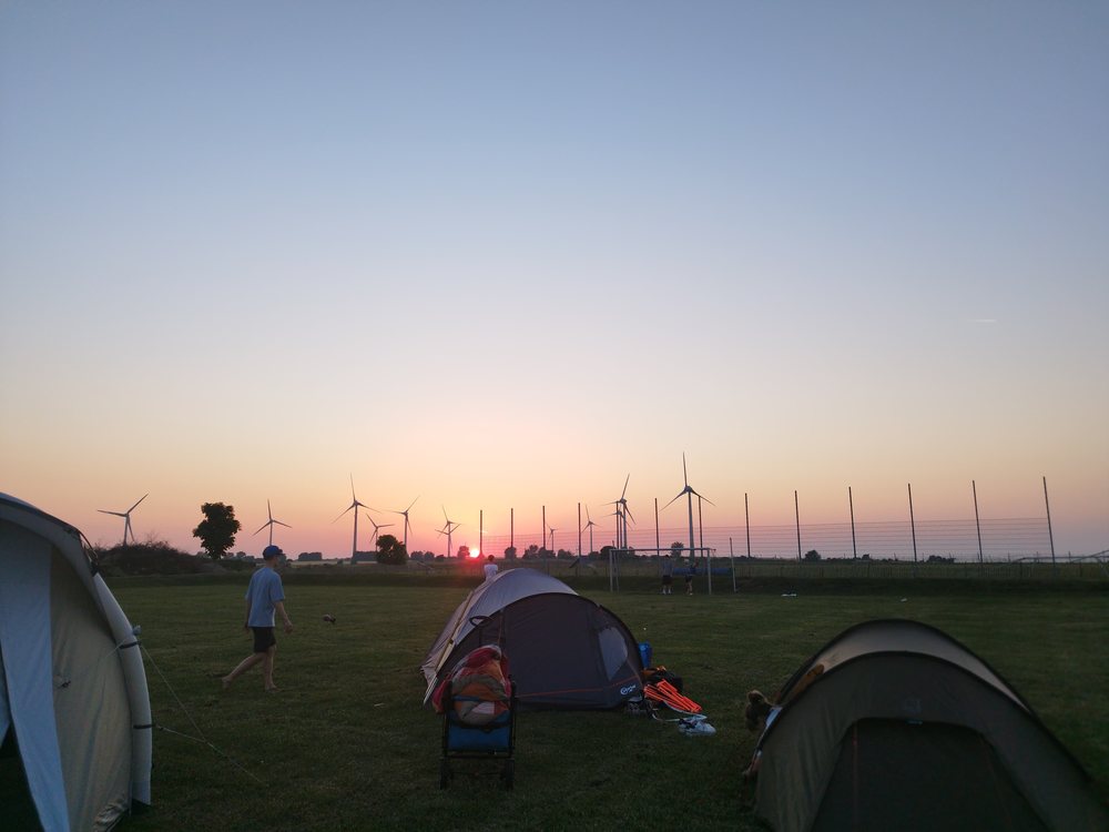 Zelte im Sonnenuntergang auf dem Campingplatz