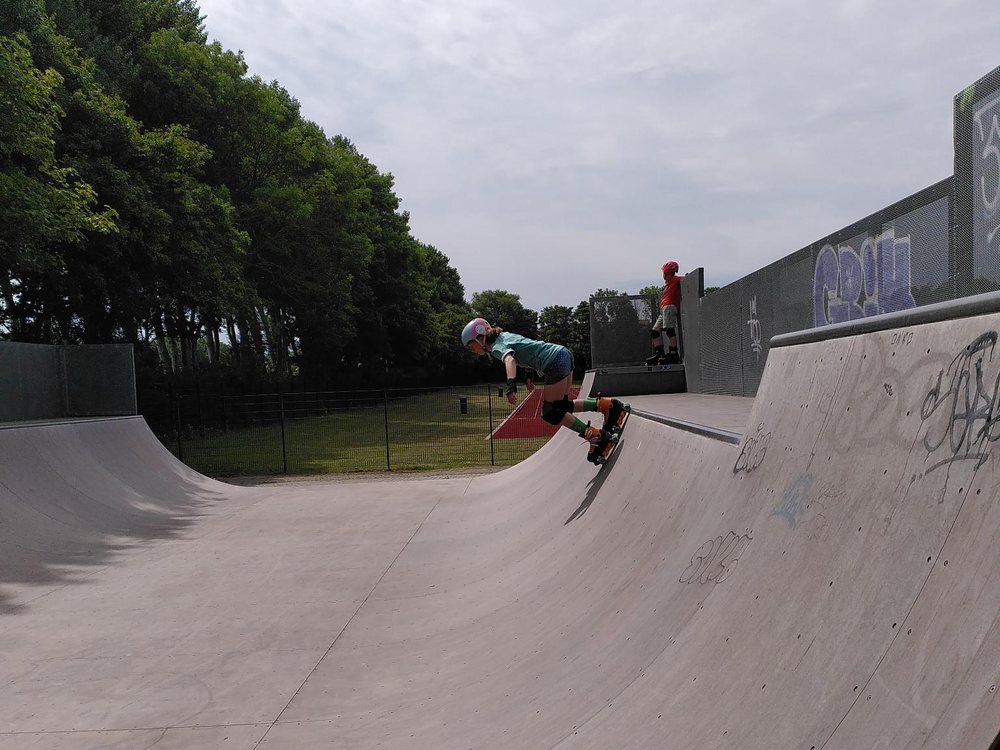 Skater auf der Rampe im Skatepark Burg auf Fehmarn