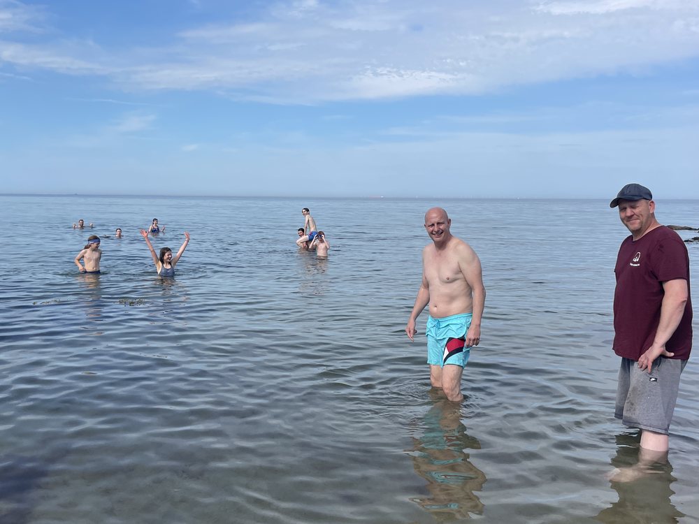 Vereinsmitglieder baden gemeinsam in der Ostsee vor Fehmarn