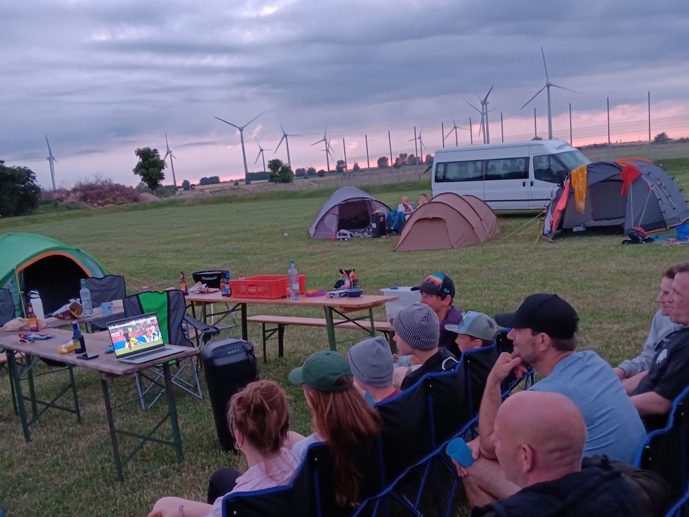 Abendrunde in Campingstühlen auf dem Campingplatz