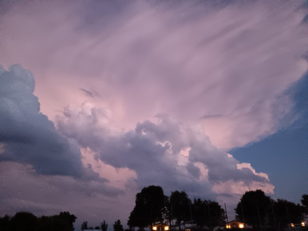 Dramatische Wolkenformation über dem Campingplatz