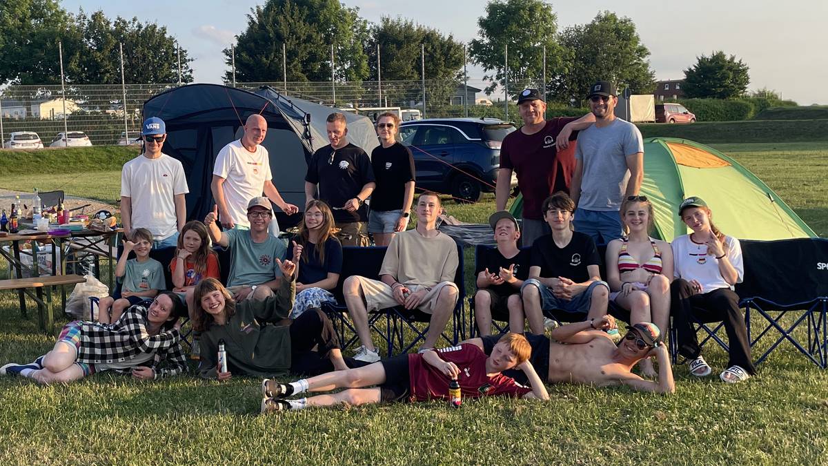 Gruppenfoto der gesamten COMMITRIX-Reisegruppe am Abend auf dem Campingplatz Klausdorfer Strand auf Fehmarn