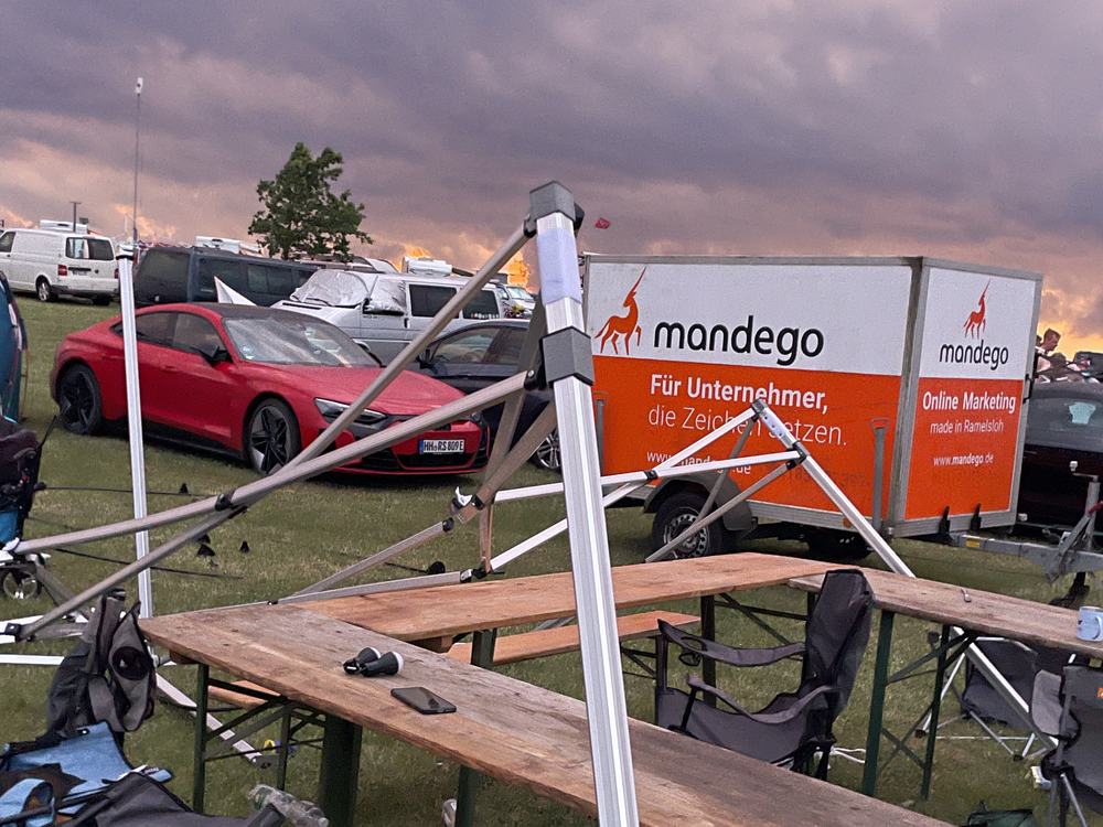 Verbogenes Pavillon-Gestänge nach dem Sturm auf dem Campingplatz