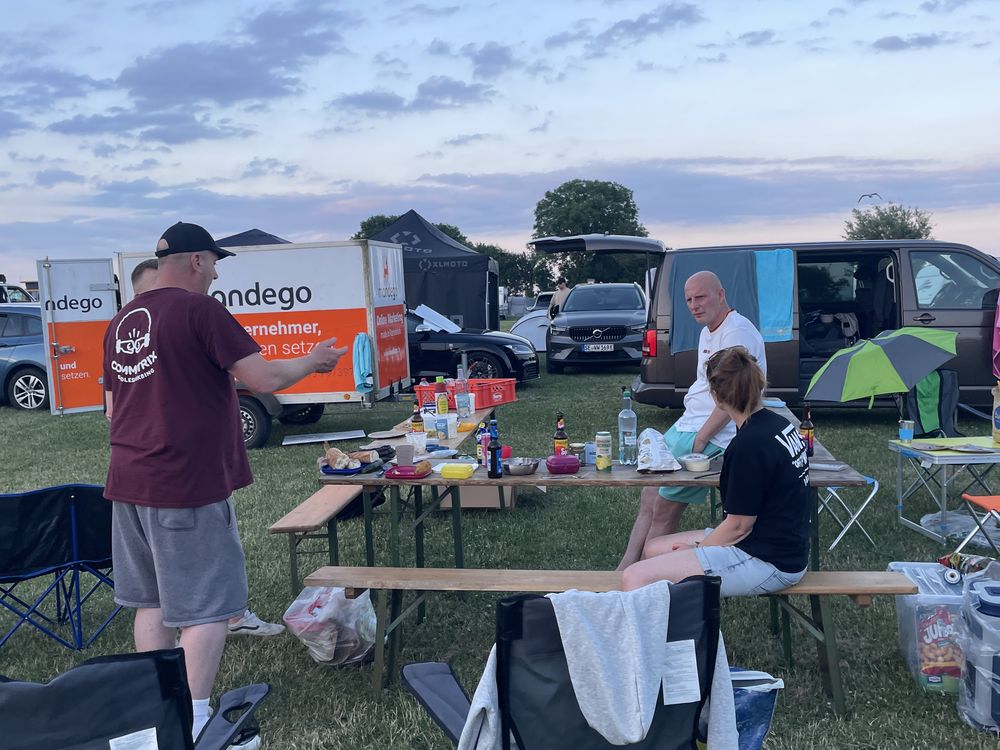 Vorbereitung für den Grillabend auf dem Campingplatz Fehmarn