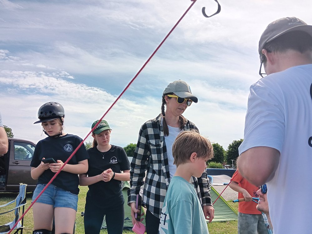 Die Gruppe steht gemeinsam im Camp