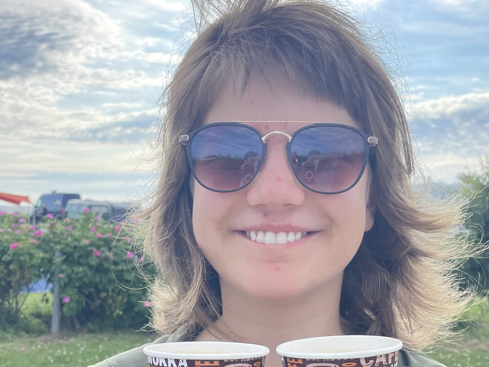Zwei Becher Kaffee am Morgen der Abreise