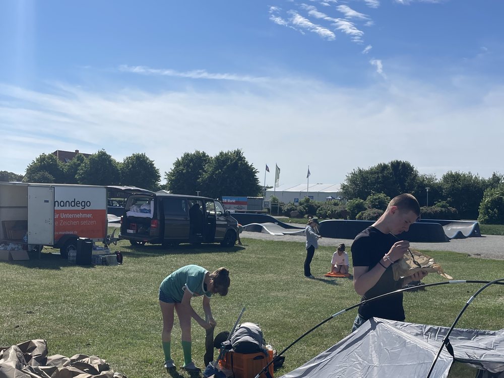 Vereinsmitglieder bauen am Sonntagmorgen die Zelte ab