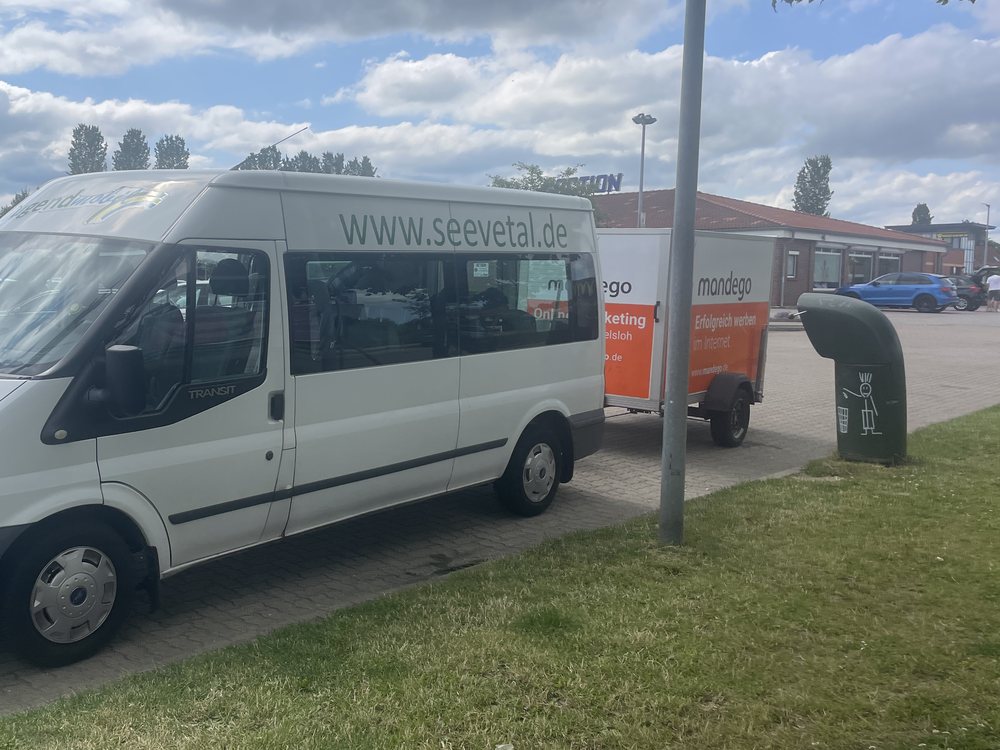 Der Gemeindebus mit Anhänger vor der Heimfahrt nach Seevetal