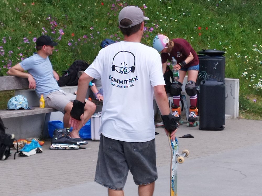 Skater mit COMMITRIX-Shirt und Skateboard bei der Abschluss-Session