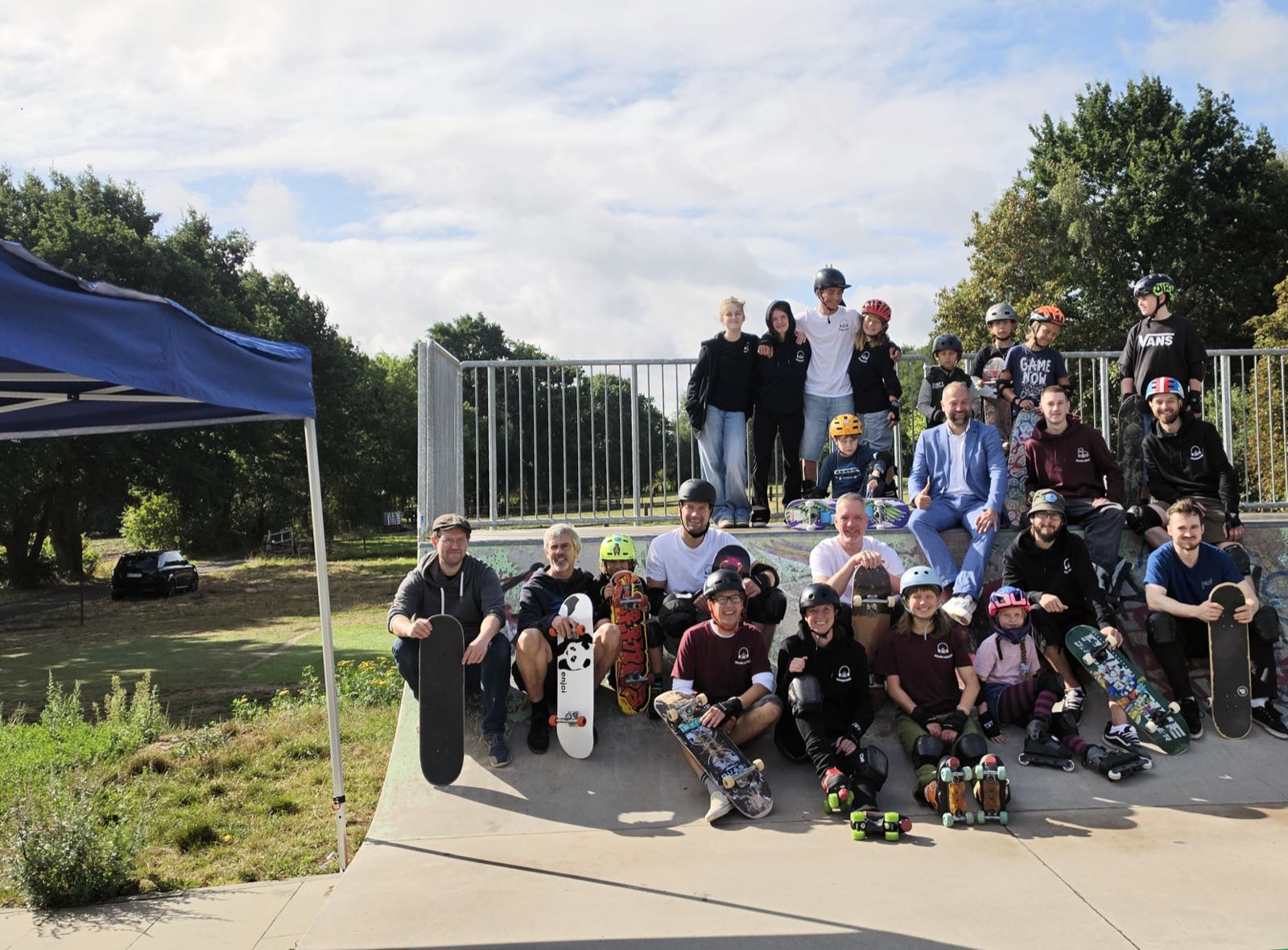 Mitglieder von COMMITRIX beim Sonntagscoaching im Skatepark Glüsingen mit dem neuen Pavillon