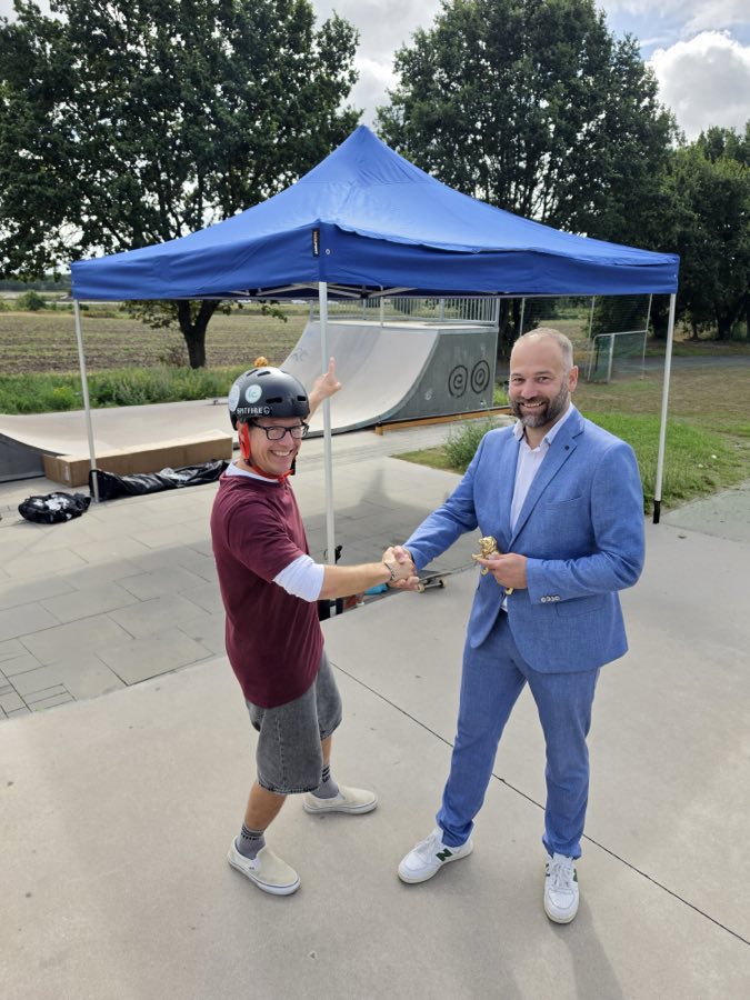 Pavillon Skatepark Glüsingen: Ortsbürgermeister Timo Röntsch übergibt den Pavillon an COMMITRIX Endless Skating